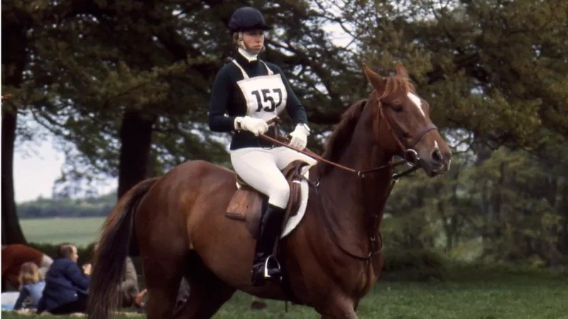 Anne em competição de equitação no ano de 1976, ano em que fez parte da equipe olímpica (Foto: BBC)