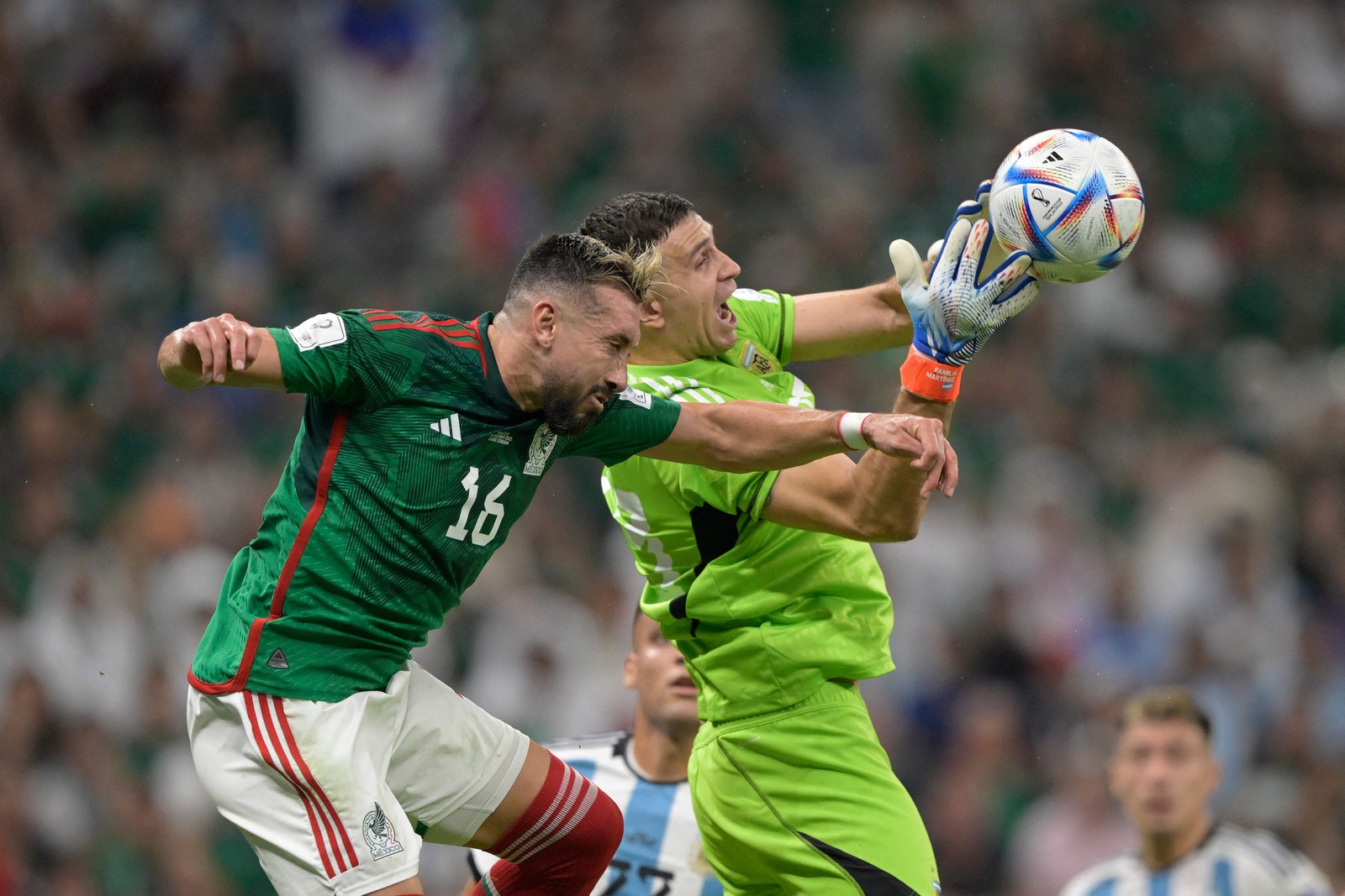 Chegada forte de Hector Herrera faz goleiro argentino Emiliano Martinez soltar bola — Foto: JUAN MABROMATA/AFP