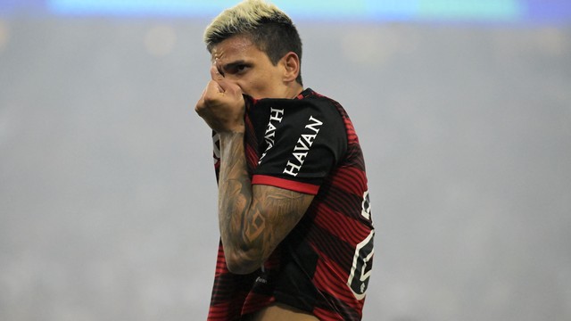 Pedro beija o escudo do Flamengo ao comemorar o gol em cima do Corinthians