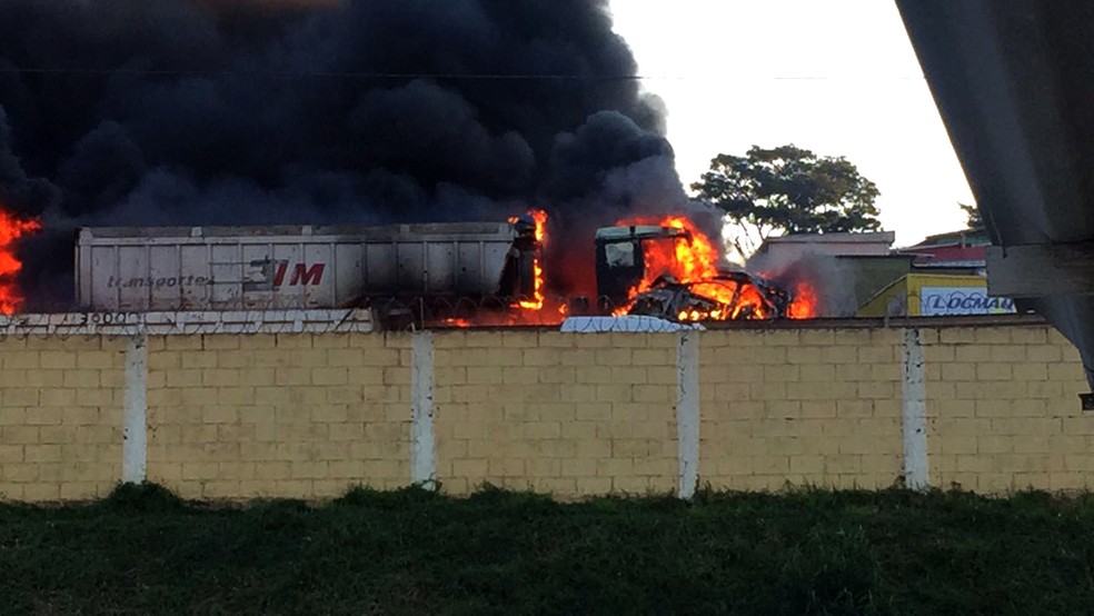 Caminhão pegou fogo após batida no Anel Rodoviário, de Belo Horizonte (Foto: Whatsapp TV Globo)