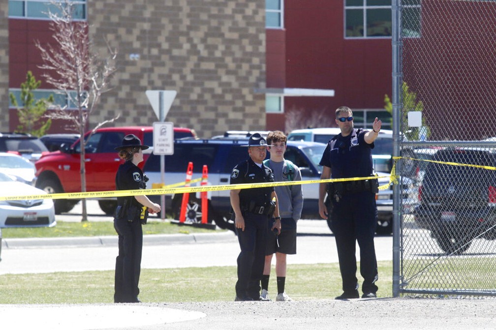 Policiais isolam escola onde menina abriu fogo nesta quinta-feira (6) em Rigby, Idaho (EUA) — Foto: Natalie Behring/AP Photo