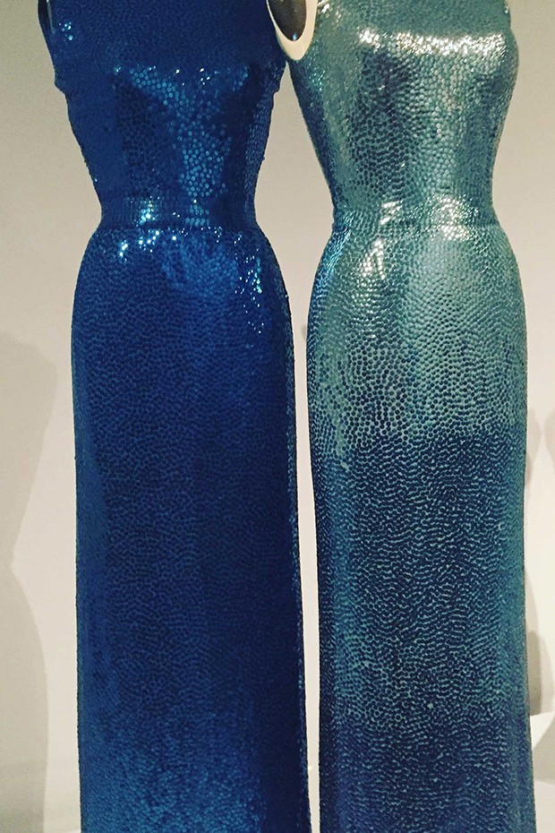 Norman Norell's 1953 sheath dresses, covered in gelatin sequins (Foto: @SuzyMenkesVogue)