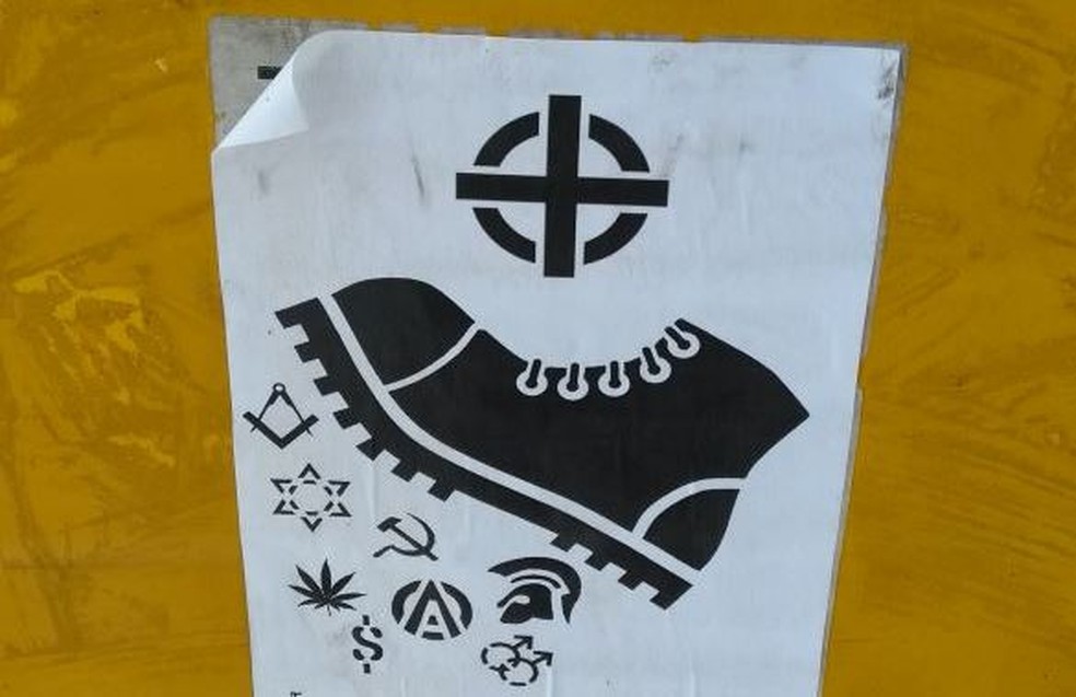 Polícia diz que há mais de 10 cartazes no Centro de Blumenau (Foto: Jean Mazzonetto/NSC TV)