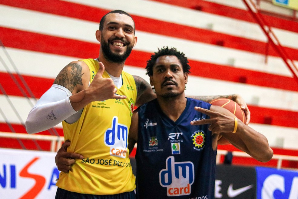 Márcio Dornelles e Douglas Nunes; jogador esbanja alegria por continuar jogando basquete — Foto: Danilo Sardinha/GloboEsporte.com