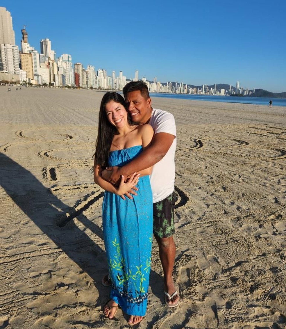 Kamyla e o noivo, Ariel, após pedido de casamento na areia da Praia Central de Balneário Camboriú — Foto: Bruno de Lima Ferreira/Arquivo pessoal