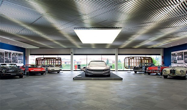Salão principal do Museo Pininfarina traz as mais icônicas criações automobilísticas da marca (Foto: Jair Lanes)