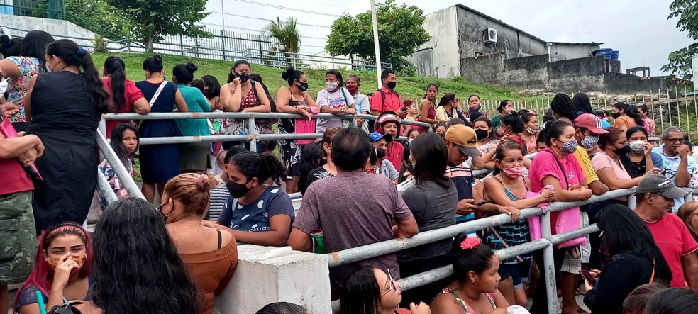 Fila em frente ao CRAS Jorge Teixeira, em Manaus — Foto: Paulo Paixão/Rede Amazônica