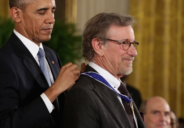 O presidente dos EUA, Barack Obama entregando a Medalha Presidencial da Liberdade para o diretor de cinema, Steven Spielberg, em 2015 (Foto: Chip Somodevilla/Getty Images)