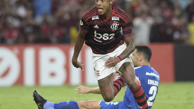 Bruno Henrique comemora um de seus gols na vitória do Flamengo