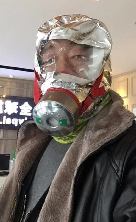 Chineses desesperados recorrem ao uso de frutas e sutiãs como máscaras faciais (Foto: reprodução - @dailymail)