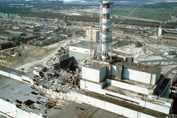 A usina nuclear de Chernobyl em foto aérea de maio de 1986 após a explosão no local (Foto: Getty Images)
