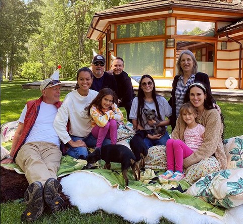 Bruce Willis celebrando o aniversário da esposa, Emma Heming, na companhia da ex, a atriz Demi Moore, de três das filhas e amigos da família (Foto: Instagram)