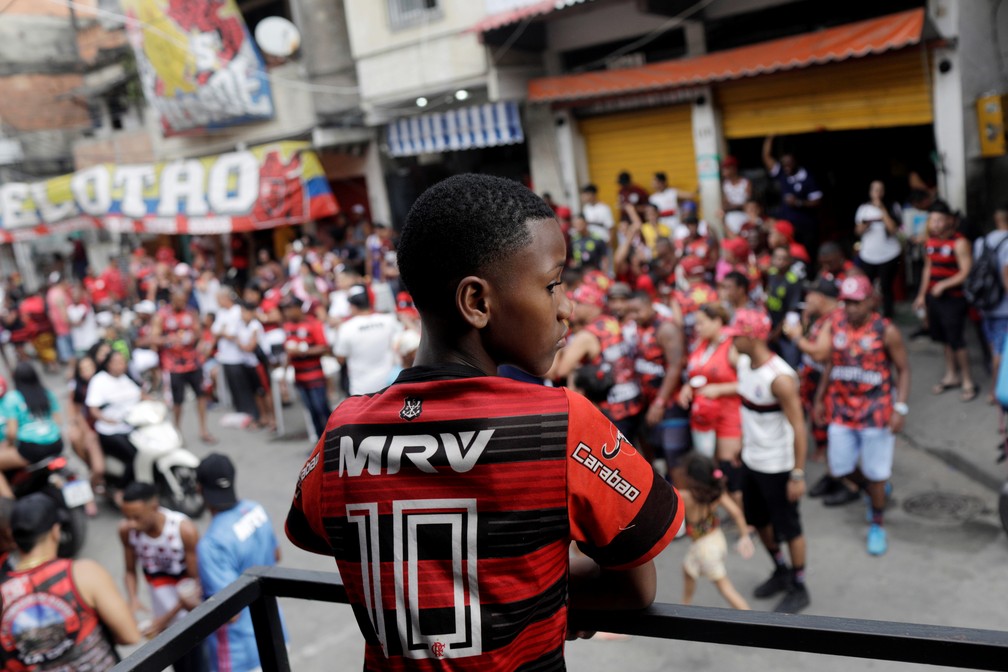 Garoto com a camisa 10 do Flamengo — Foto: Ricardo Moraes / Reuters