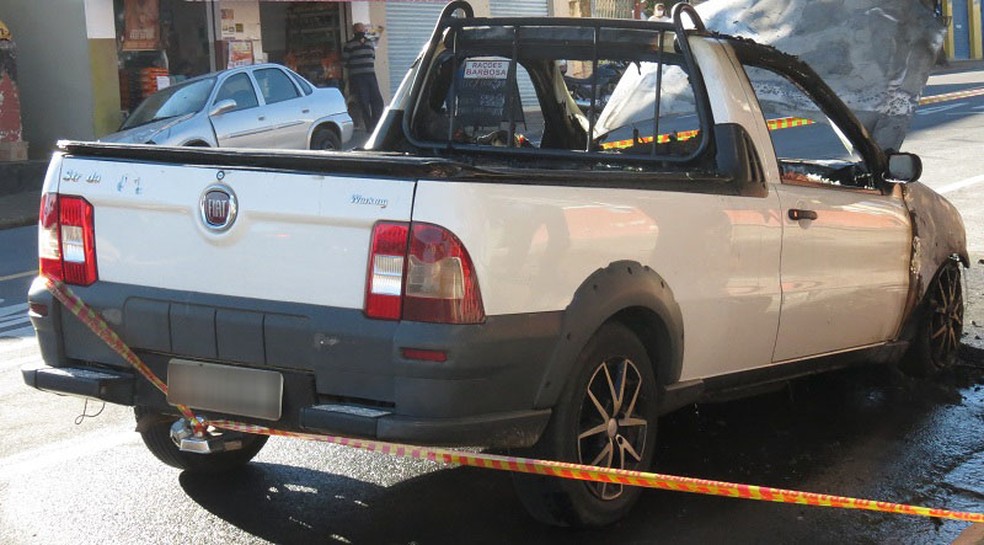 Incêndio atingiu picape e árvore em avenida de Dracena — Foto: Jorge Zanoni/Cedida