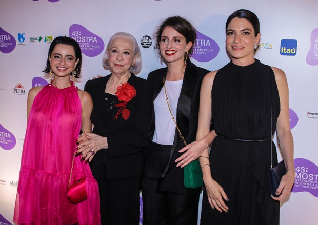 Julia Sotckler, Fernanda Montenegro, Carol Duarte e Maria Manoella (Foto: Thiago Duran/AgNews)