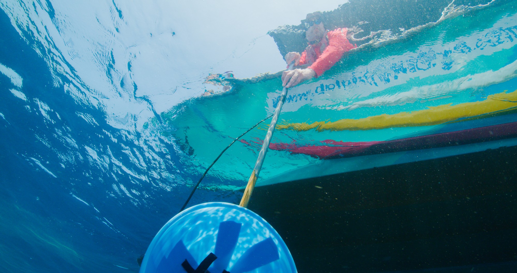 Biólogos utilizam um hidrofone para captar a comunicação entre cachalotes (Foto: Luis Lamar/NatGeo para Disney+)