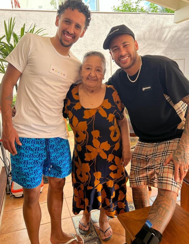 Marquinho e Neymar com dona Bere (Foto: Instagram)