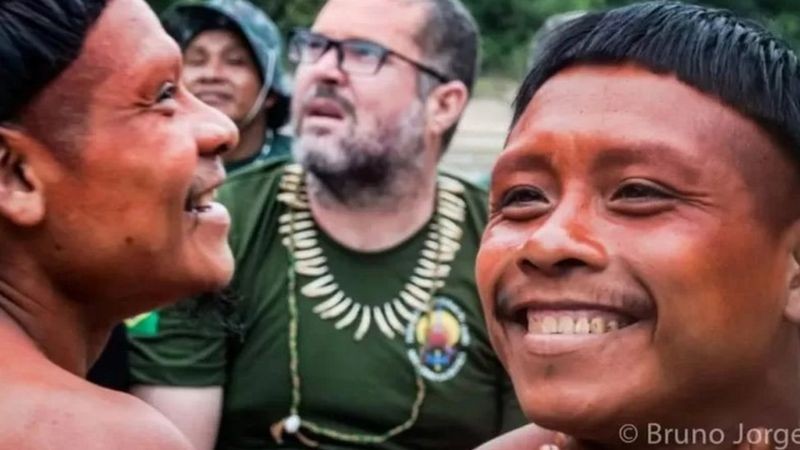 Indigenista Bruno Araújo Pereira (ao centro), servidor da Funai que sumiu enquanto se deslocava de barco (Foto: Funai via BBC News)