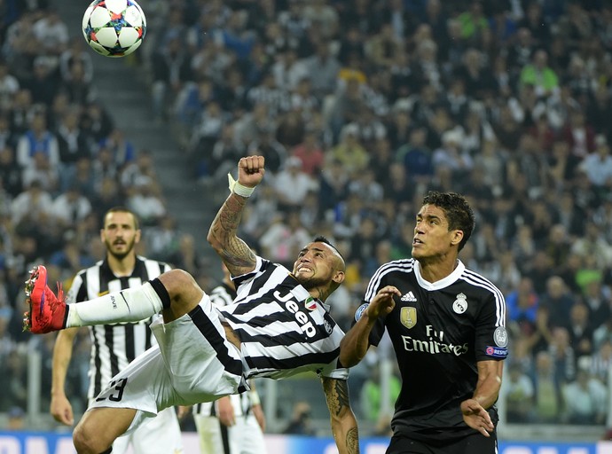 Vidal x Varane - Juventus x Real Madrid (Foto: AFP)