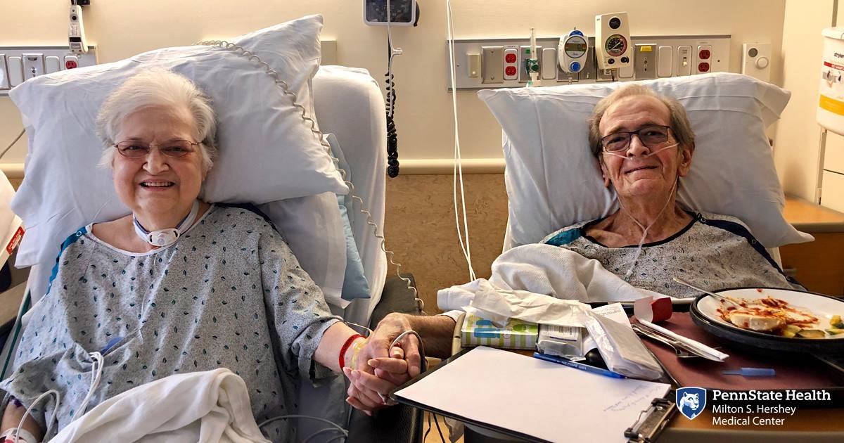 Ron e Wanda Herrold, 75 e 71 anos, em jantar romântico no hospital (Foto: Milton S. Hershey Medical Center)