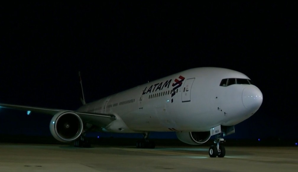 Avião chegou ao Aeroporto de Viracopos às 23h46 — Foto: Reprodução/GloboNews