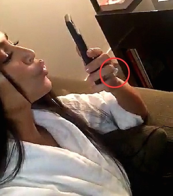 Um dos anéis roubados de Kim Kardashian (Foto: Instagram)