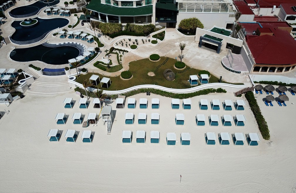 CANCÚN (México) - Vista aérea de um resort vazio em Cancún, no México — Foto: Elizabeth Ruiz/AFP