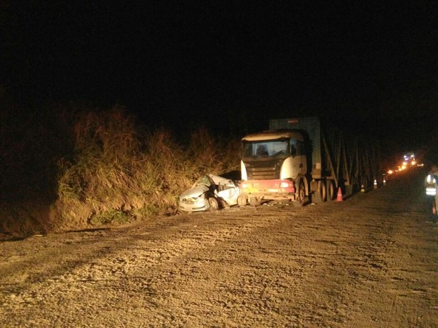 Carro bateu de frente com carreta (Foto: Corpo de Bombeiros/Divulgação)