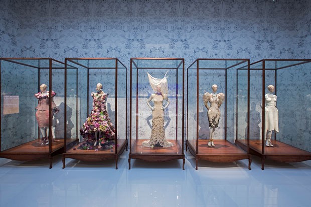 Installation view of 'Romantic Naturalism' gallery, Alexander McQueen Savage Beauty at the V&A (Foto: Victoria and Albert Museum London )