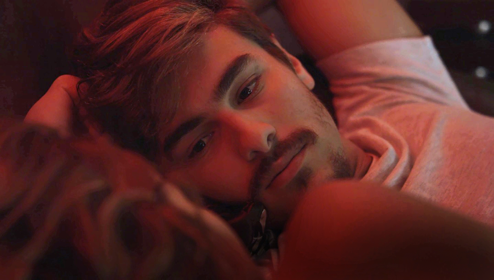 Johnny usa o seu charme para convencer Maíra a comprar um terno (Foto: TV Globo)
