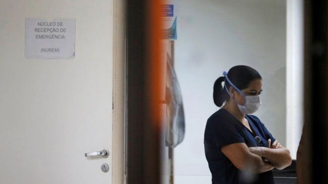 Enfermeira em hospital de Brasília; plataforma de classificados de empregos viu avanço de até 700% em vagas na área de enfermagem na comparação entre março de 2019 e 2020 — quando a pandemia de coronavírus já havia sido decretada (Foto: Reuters/ADRIANO MACHADO, via BBC)
