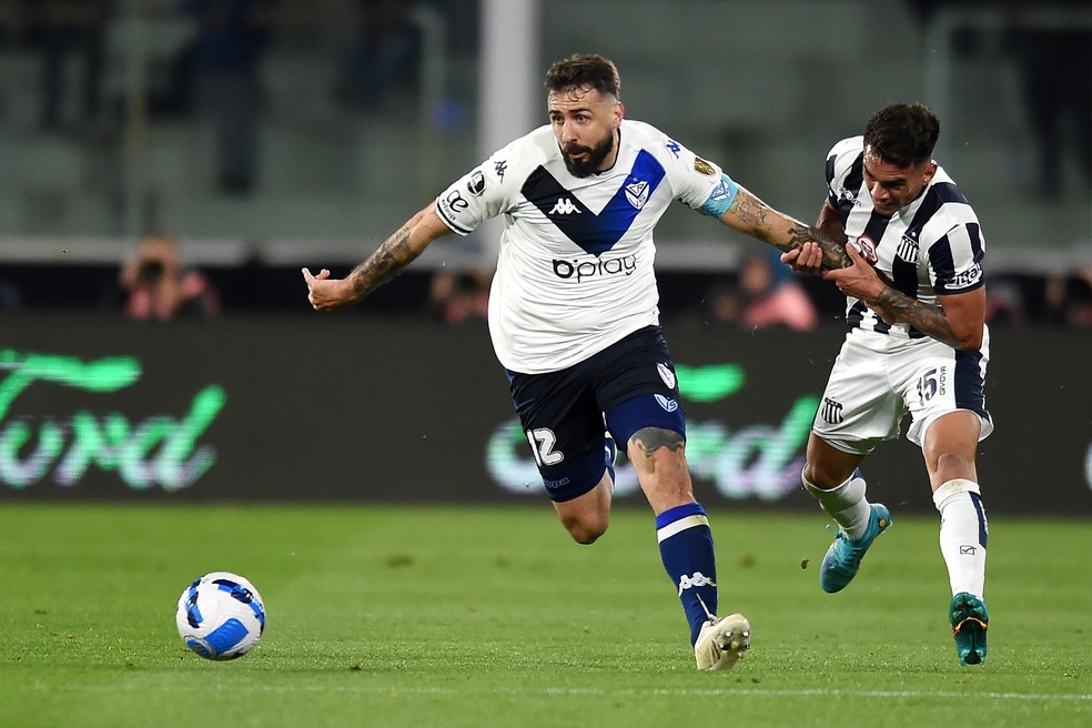 Pratto, do Vélez, disputa a bola com Enzo Díaz, do Talleres — Foto: Getty Images