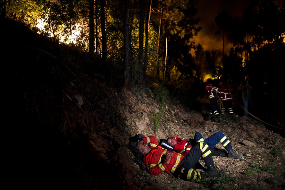 Incêndio deixou pelo menos 63 mortos; bombeiro é última vítima (Foto: Patricia de Melo Moreira/AFP)