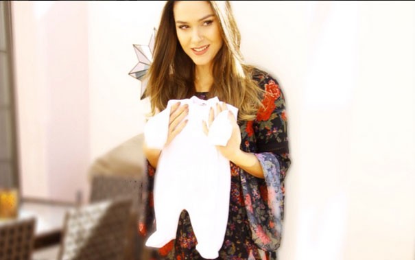 No domingo, ainda sem saber que esperava um menino, Fernanda Machado postou foto com roupinha do bebê (Foto: Reprodução/ Instagram)