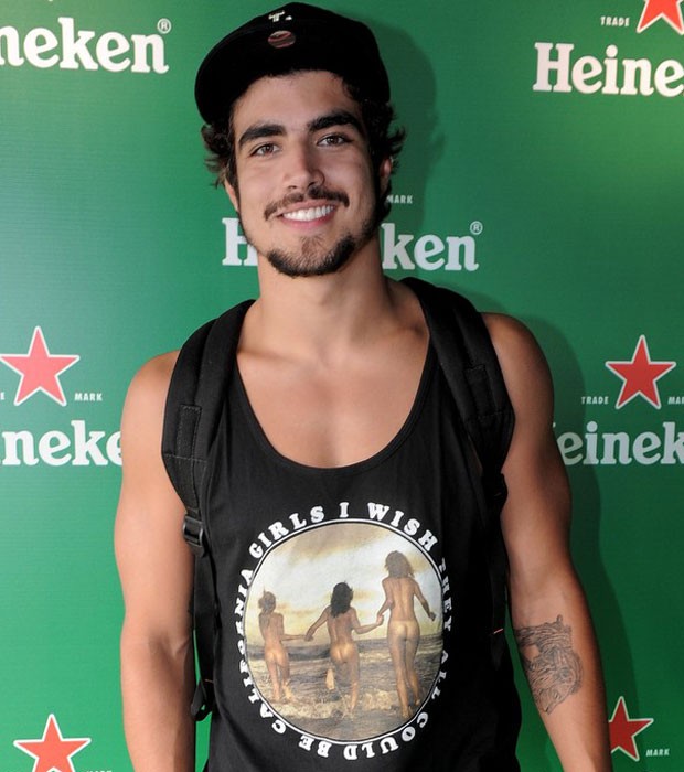 Caio Castro usou camiseta com três mulheres nuas e com os dizeres: 