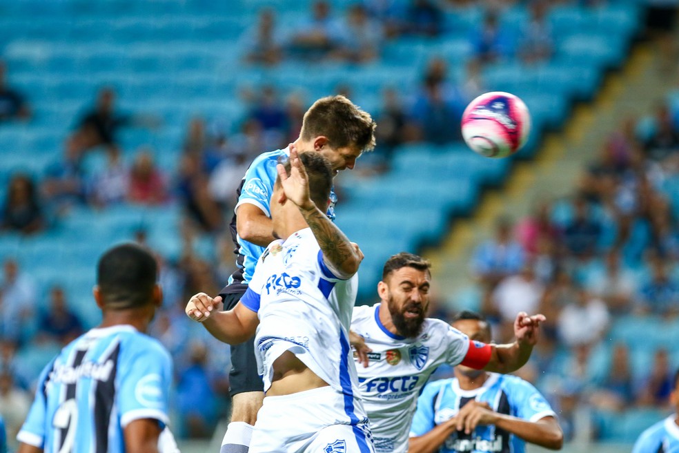 Kannemann acertou cabeçada na trave do Cruzeiro-RS (Foto: Lucas Uebel/Grêmio/Divulgação)