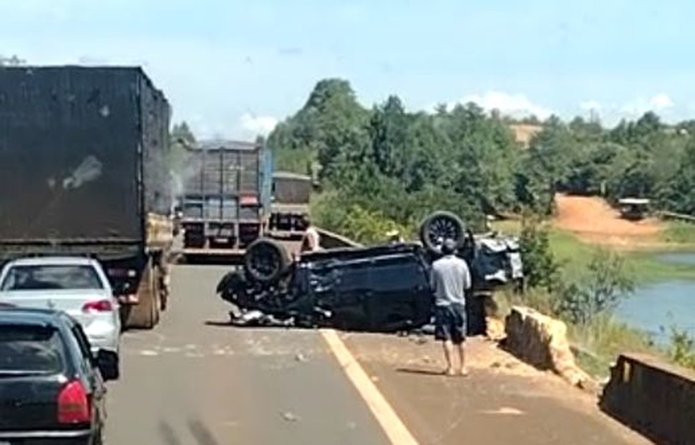 Picape capota em ponte sobre a Represa de Jurumirim em Itaí — Foto: Arquivo pessoal