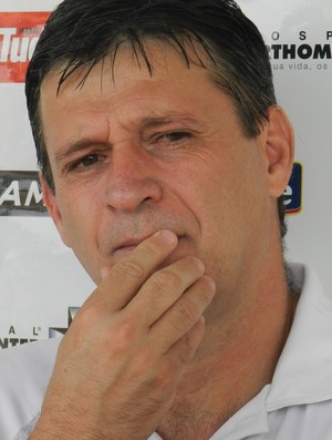 Welington Fajardo, técnico do Uberlândia, tem dúvidas sobre a escalação para a partida contra o Funorte (Foto: Felipe Santos / GLOBOESPORTE.COM)