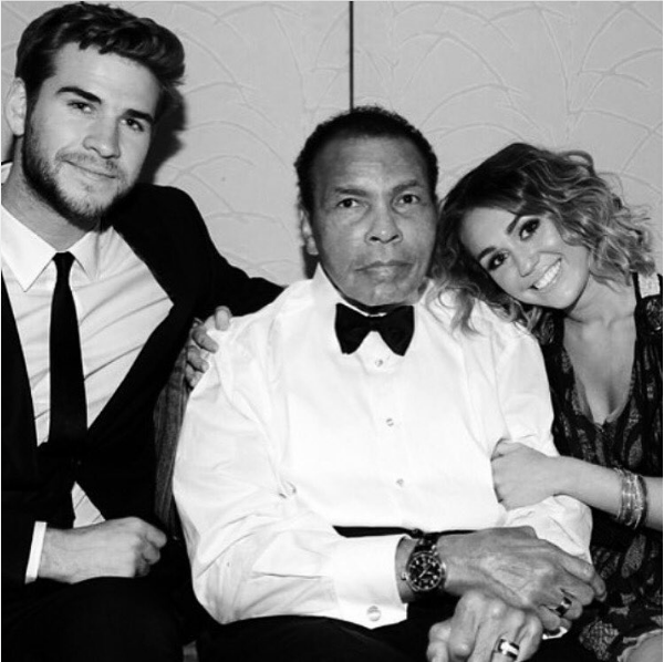 Miley Cyrus e Liam Hemsworth juntos com Muhammad Ali (Foto: Instagram)