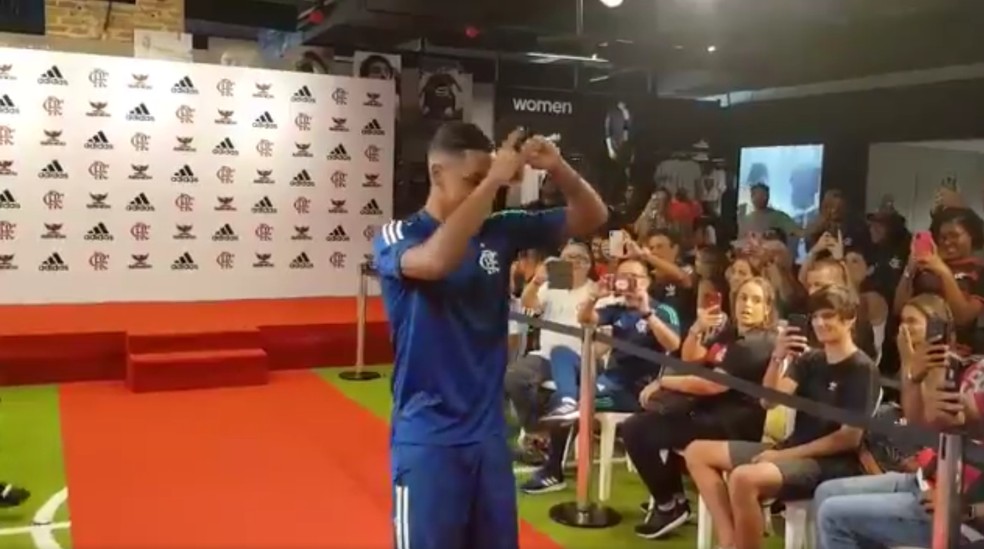 Pedro Rocha, do Flamengo, desmente que est&aacute; solteiro e aponta para a alian&ccedil;a &mdash; Foto: Reprodu&ccedil;&atilde;o