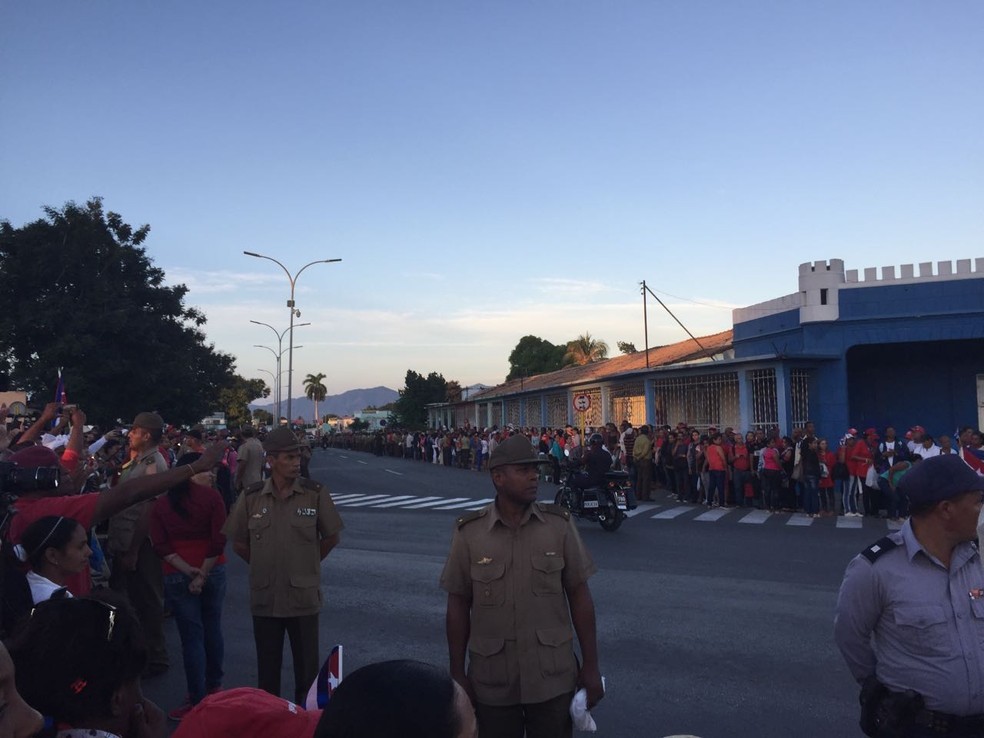 Cubanos esperam pelo cortejo antes de urna funerária com Fidel chegar ao Cemitério Santa Efigência, em Santigo de Cuba (Foto: Letícia Macedo/G1)