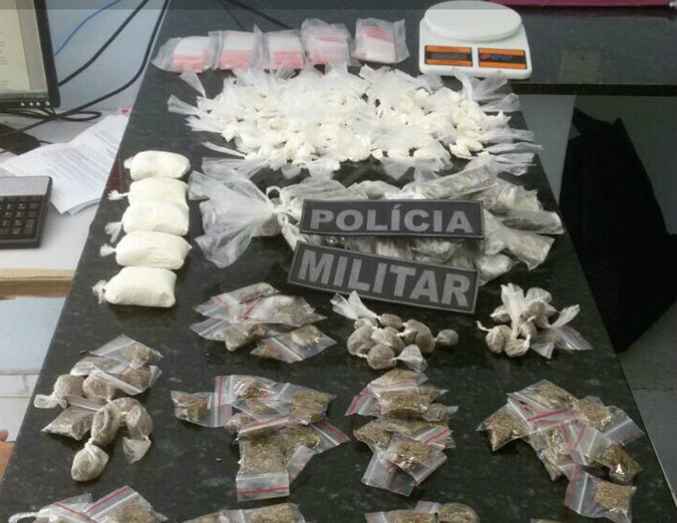 Drogas preparadas para venda foram encontradas pela PM (Foto: Divulgação/PMES )