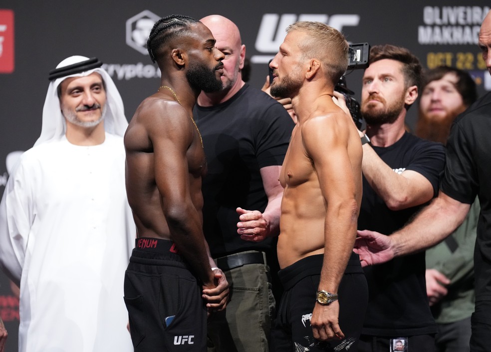Aljamain Sterling (esq.) e TJ Dillashaw (dir.) se encaram na pesagem do UFC 280 — Foto: Chris Unger/Zuffa LLC