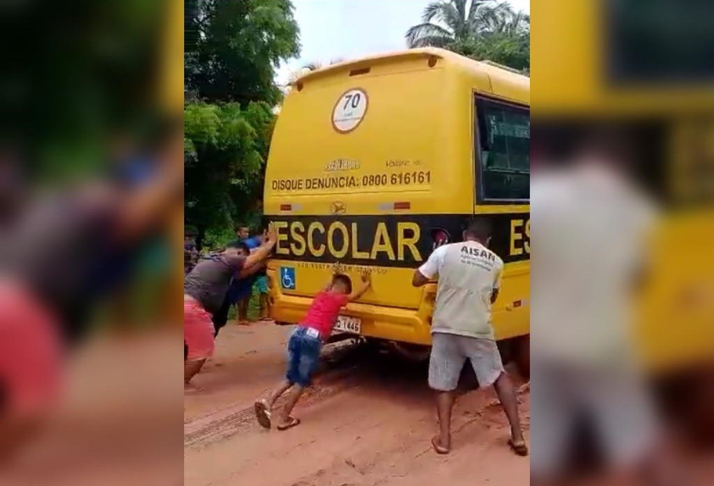 Ônibus escolar atola, e alunos descem para empurrar veículo no Ceará; vídeo