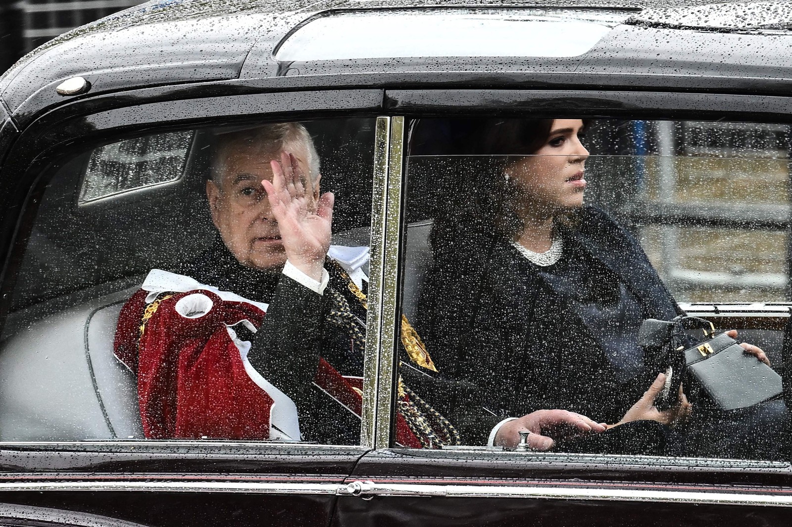 O príncipe britânico Andrew, duque de York, deixa o Palácio de Buckingham — Foto: Marco BERTORELLO / AFP