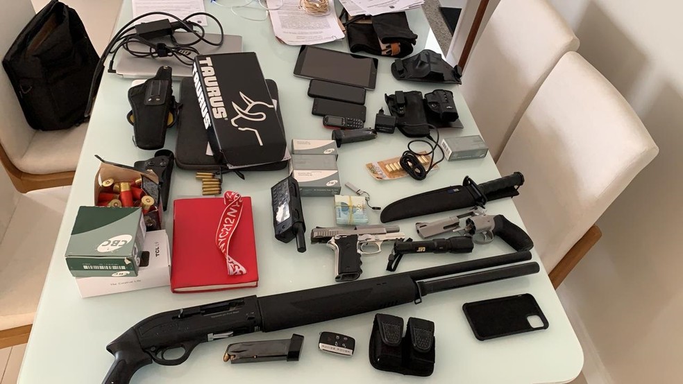 Armas e celulares apreendidos em Pernambuco durante megaoperação da Polícia Federal contra tráfico internacional de drogas — Foto: Polícia Federal/Divulgação