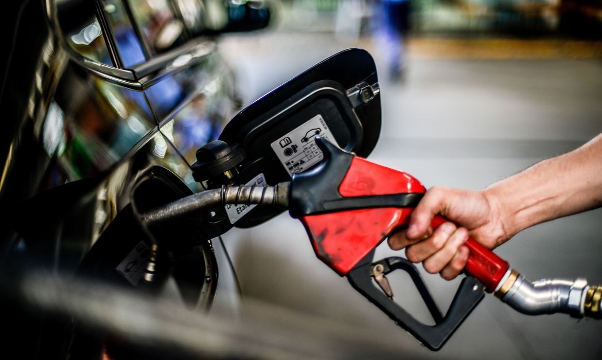 Preço da gasolina deve subir R$ 0,30 por litro nos postos após aumento da Petrobras