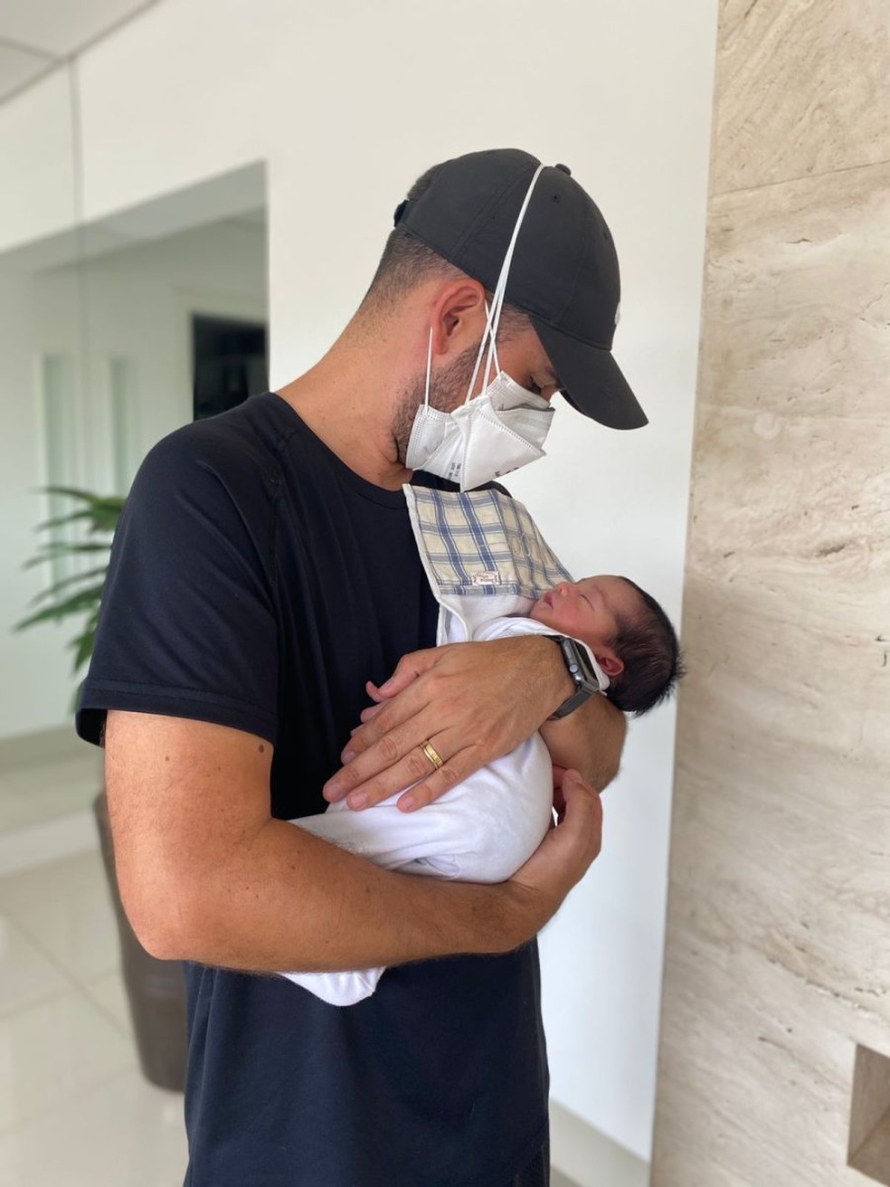 Primeiro encontro entre Rafael e Enrico  — Foto: Pequeno Querubim/ Reprodução