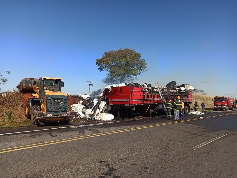 Carga de algodão transportada em carreta pegou fogo em Martinópolis — Foto: Defesa Civil