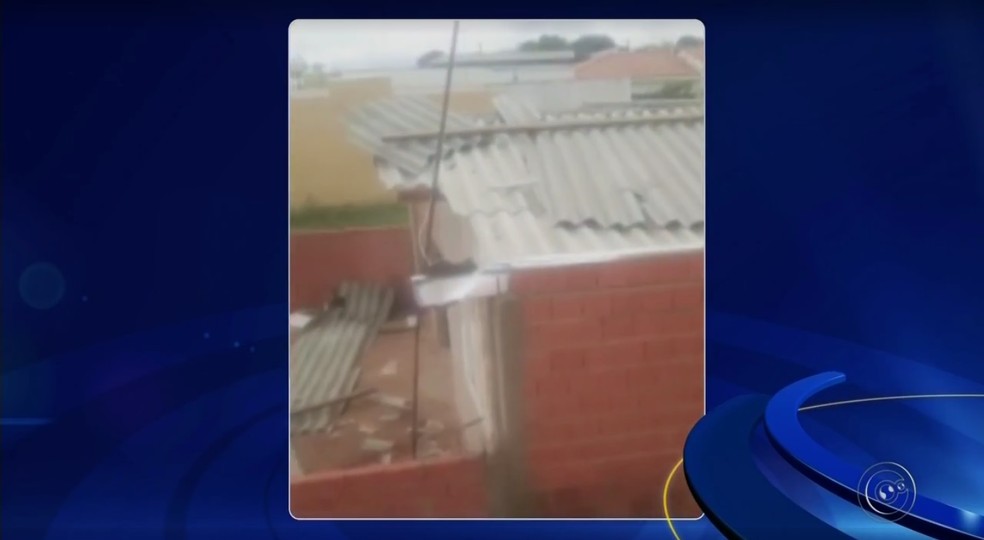Casa foi destelhada durante chuva em Lupércia (Foto: Reprodução/TV TEM)